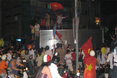 Vỡ òa trong niềm vui chiến thắng của tuyển Việt Nam - 2 Vỡ òa trong niềm vui chiến thắng của tuyển Việt Nam - 2