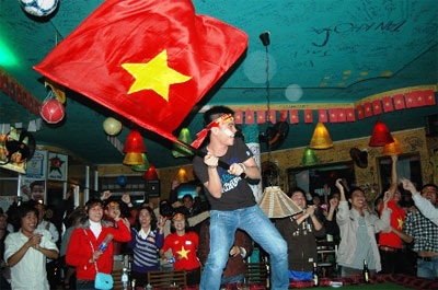 Vỡ òa trong niềm vui chiến thắng của tuyển Việt Nam - 1 Vỡ òa trong niềm vui chiến thắng của tuyển Việt Nam - 1