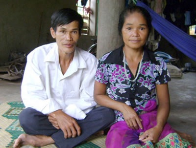 Đôi vợ chồng chống lại “lời nguyền chết chóc”   - 1 Đôi vợ chồng chống lại “lời nguyền chết chóc”   - 1