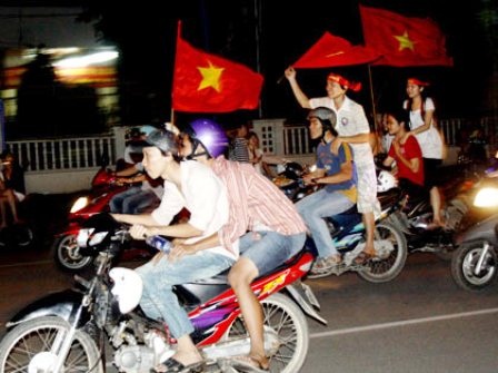 Mừng chiến thắng, hơn 100 “quái xế” bị lập biên bản - 1 Mừng chiến thắng, hơn 100 “quái xế” bị lập biên bản - 1