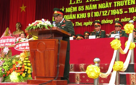 Diễu binh hoành tráng kỷ niệm 65 năm ngày truyền thống Quân khu 9 - 2 Diễu binh hoành tráng kỷ niệm 65 năm ngày truyền thống Quân khu 9 - 2