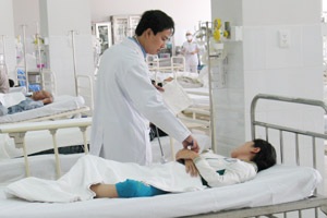 Gánh nặng viện phí “còng lưng” người nghèo - 1 Gánh nặng viện phí “còng lưng” người nghèo - 1