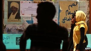 Sudan phạt nam người mẫu vì "tội" trang điểm - 1 Sudan phạt nam người mẫu vì "tội" trang điểm - 1