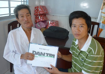 “Người đàn ông tựa vào đôi nạng gỗ” nhận quà bạn đọc - 1 “Người đàn ông tựa vào đôi nạng gỗ” nhận quà bạn đọc - 1