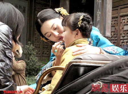 Chùm ảnh: Phạm Băng Băng làm “mẹ” - 5