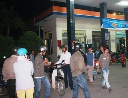 Khách hàng tố cáo nhân viên cây xăng bơm thiếu, đánh người - 1