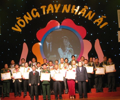 Gần 11 tỷ đồng đêm “Vòng tay nhân ái”  - 3