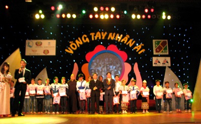 Gần 11 tỷ đồng đêm “Vòng tay nhân ái”  - 2