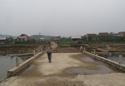 Hàng trăm người dân bỏ khu tái định cư về quê cũ - 6