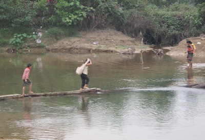 Hàng trăm người dân bỏ khu tái định cư về quê cũ - 9