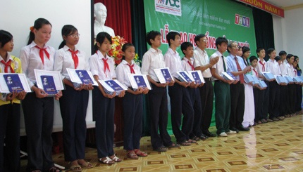 An Giang: Trao 100 suất học bổng Trần Đại Nghĩa cho học sinh nghèo - 1 An Giang: Trao 100 suất học bổng Trần Đại Nghĩa cho học sinh nghèo - 1