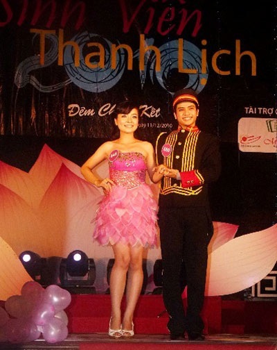 SV Kinh tế quốc dân…trao nhẫn cầu hôn trên sân khấu - 7 SV Kinh tế quốc dân…trao nhẫn cầu hôn trên sân khấu - 7