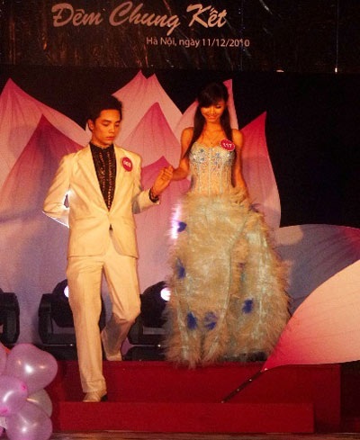 SV Kinh tế quốc dân…trao nhẫn cầu hôn trên sân khấu - 8 SV Kinh tế quốc dân…trao nhẫn cầu hôn trên sân khấu - 8