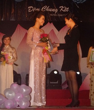 SV Kinh tế quốc dân…trao nhẫn cầu hôn trên sân khấu - 12 SV Kinh tế quốc dân…trao nhẫn cầu hôn trên sân khấu - 12