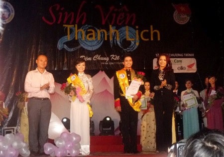 SV Kinh tế quốc dân…trao nhẫn cầu hôn trên sân khấu - 13 SV Kinh tế quốc dân…trao nhẫn cầu hôn trên sân khấu - 13