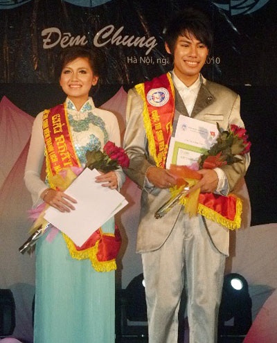 SV Kinh tế quốc dân…trao nhẫn cầu hôn trên sân khấu - 15 SV Kinh tế quốc dân…trao nhẫn cầu hôn trên sân khấu - 15