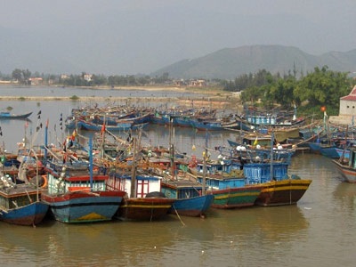 Cửa biển bị cát bồi lấp, ngư dân khốn đốn vì tàu mắc cạn - 1 Cửa biển bị cát bồi lấp, ngư dân khốn đốn vì tàu mắc cạn - 1