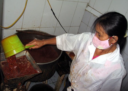 Phát hiện cơ sở sản xuất tương ớt có chất gây ung thư - 2 Phát hiện cơ sở sản xuất tương ớt có chất gây ung thư - 2