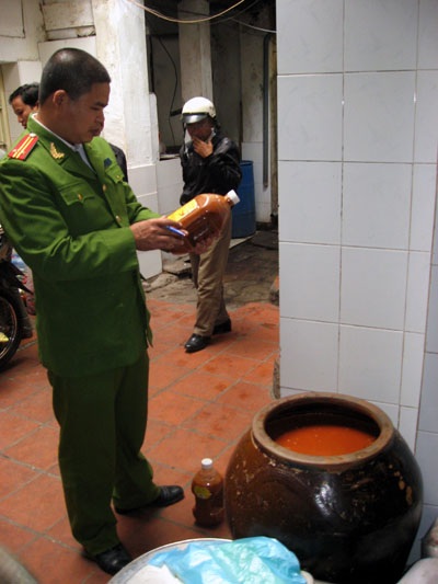 Phát hiện cơ sở sản xuất tương ớt có chất gây ung thư - 1 Phát hiện cơ sở sản xuất tương ớt có chất gây ung thư - 1