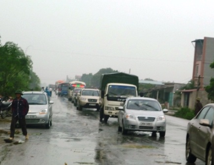 Người đàn ông bị xe tải cán, xe khách kéo lê - 2 Người đàn ông bị xe tải cán, xe khách kéo lê - 2