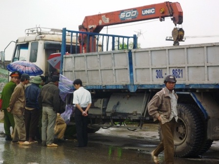 Người đàn ông bị xe tải cán, xe khách kéo lê - 1