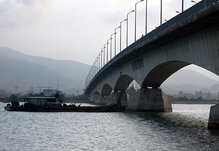 Mong manh hy vọng tìm thi thể 3 thủy thủ mất tích - 1