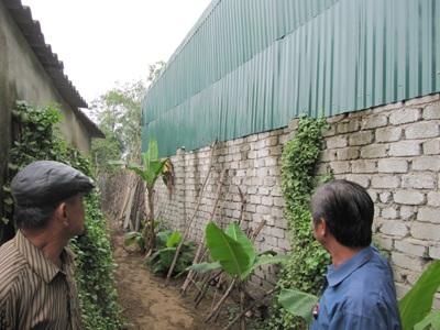 Hàng chục hộ dân khốn đốn vì nhà máy nhựa - 1 Hàng chục hộ dân khốn đốn vì nhà máy nhựa - 1