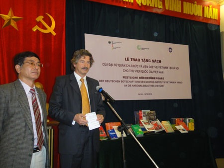 Đại sứ quán Đức trao tặng sách cho Thư viện Quốc gia - 1 Đại sứ quán Đức trao tặng sách cho Thư viện Quốc gia - 1