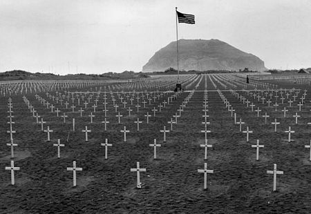 Thủ tướng Nhật thăm đảo “ma”  - 6