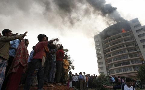 Hoả hoạn thiêu chết 25 người ở nhà máy dệt Bangladesh - 1 Hoả hoạn thiêu chết 25 người ở nhà máy dệt Bangladesh - 1