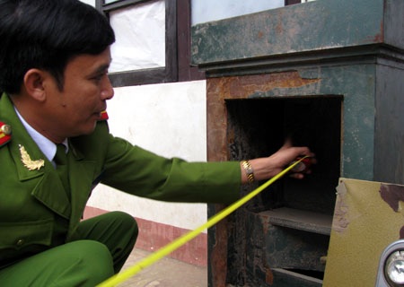 Ổ nhóm trộm két sắt táo tợn bị tóm gọn trên chiếu bạc - 2 Ổ nhóm trộm két sắt táo tợn bị tóm gọn trên chiếu bạc - 2