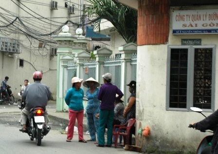 Ga Sài Gòn vẫn “rộn ràng”... “cò” vé - 1