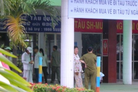 Ga Sài Gòn vẫn “rộn ràng”... “cò” vé - 2