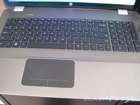 Cận cảnh laptop HP Envy 17 3D - 6