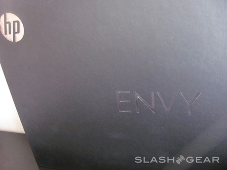 Cận cảnh laptop HP Envy 17 3D - 2