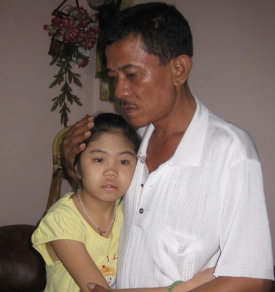 Hành trình tìm sự sống cho con… nuôi của đôi vợ chồng nghèo khó - 1 Hành trình tìm sự sống cho con… nuôi của đôi vợ chồng nghèo khó - 1
