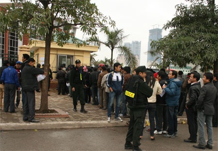 Hàng trăm nghìn khán giả đội mưa chờ mua vé bán kết AFF - 13 Hàng trăm nghìn khán giả đội mưa chờ mua vé bán kết AFF - 13