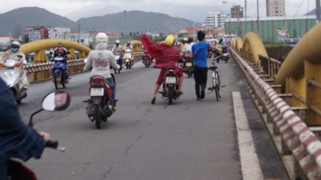 Gió lớn bất ngờ, nhiều tàu thuyền gặp nạn - 2