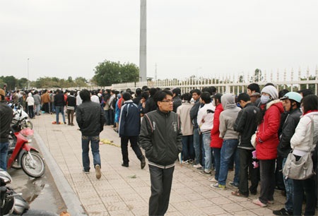 Hàng trăm nghìn khán giả đội mưa chờ mua vé bán kết AFF - 2 Hàng trăm nghìn khán giả đội mưa chờ mua vé bán kết AFF - 2