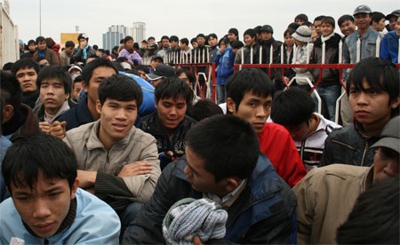 Hàng trăm nghìn khán giả đội mưa chờ mua vé bán kết AFF - 1 Hàng trăm nghìn khán giả đội mưa chờ mua vé bán kết AFF - 1