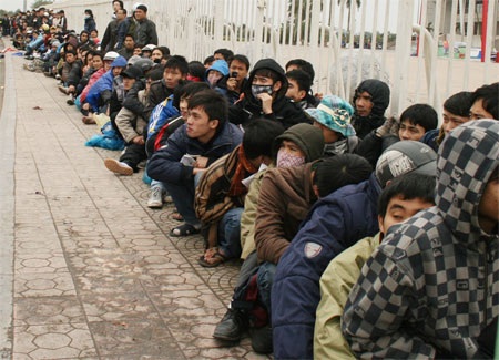 Hàng trăm nghìn khán giả đội mưa chờ mua vé bán kết AFF - 11 Hàng trăm nghìn khán giả đội mưa chờ mua vé bán kết AFF - 11