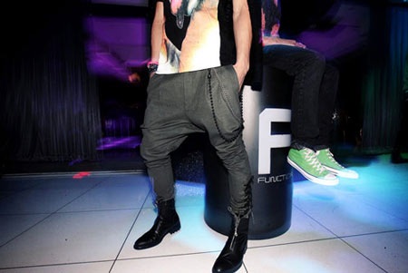 Phát sợ vì con trai mặc kiểu “sexy”! - 1