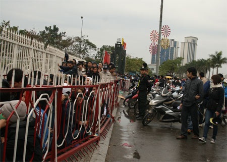 Hàng trăm nghìn khán giả đội mưa chờ mua vé bán kết AFF - 4 Hàng trăm nghìn khán giả đội mưa chờ mua vé bán kết AFF - 4