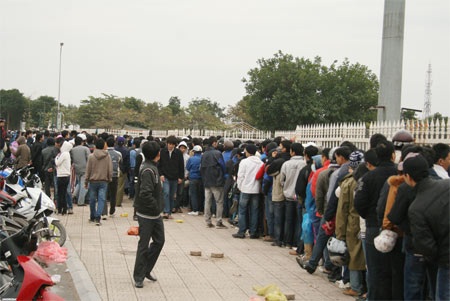 Hàng trăm nghìn khán giả đội mưa chờ mua vé bán kết AFF - 12 Hàng trăm nghìn khán giả đội mưa chờ mua vé bán kết AFF - 12