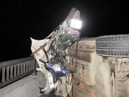 Bị tông trên cầu, 1 phụ nữ rơi xuống sông tử vong - 1 Bị tông trên cầu, 1 phụ nữ rơi xuống sông tử vong - 1