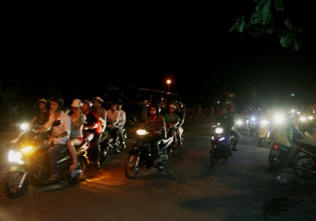 Tuyển Việt Nam thua, “quái xế” vẫn gầm rú “ăn mừng” - 2 Tuyển Việt Nam thua, “quái xế” vẫn gầm rú “ăn mừng” - 2