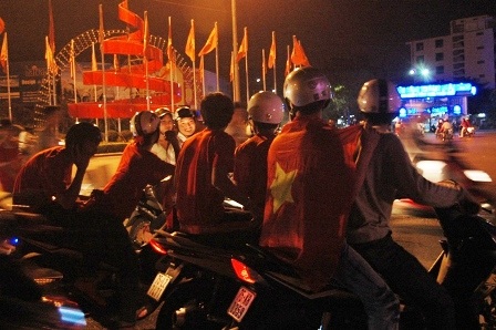 Tuyển Việt Nam thua, “quái xế” vẫn gầm rú “ăn mừng” - 3 Tuyển Việt Nam thua, “quái xế” vẫn gầm rú “ăn mừng” - 3