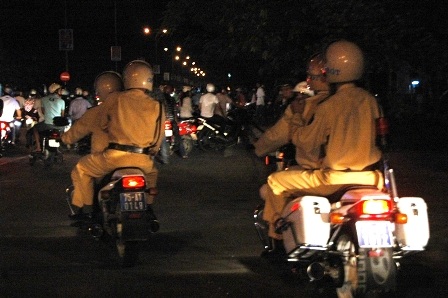 Tuyển Việt Nam thua, “quái xế” vẫn gầm rú “ăn mừng” - 4 Tuyển Việt Nam thua, “quái xế” vẫn gầm rú “ăn mừng” - 4