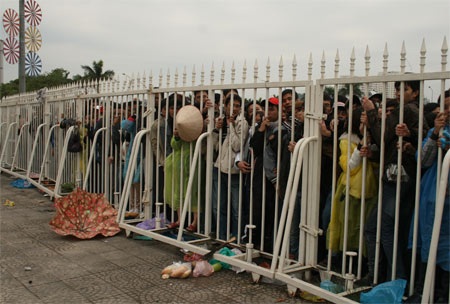 Hàng trăm nghìn khán giả đội mưa chờ mua vé bán kết AFF - 10 Hàng trăm nghìn khán giả đội mưa chờ mua vé bán kết AFF - 10
