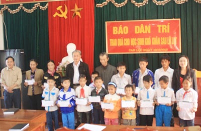 Trao quà nhân ái tới học sinh có hoàn cảnh khó khăn sau lũ - 6